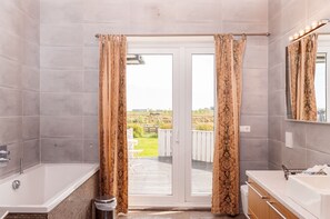 Bồn tắm và buồng tắm vòi sen riêng, bồn tắm ngâm, vòi sen phun mưa