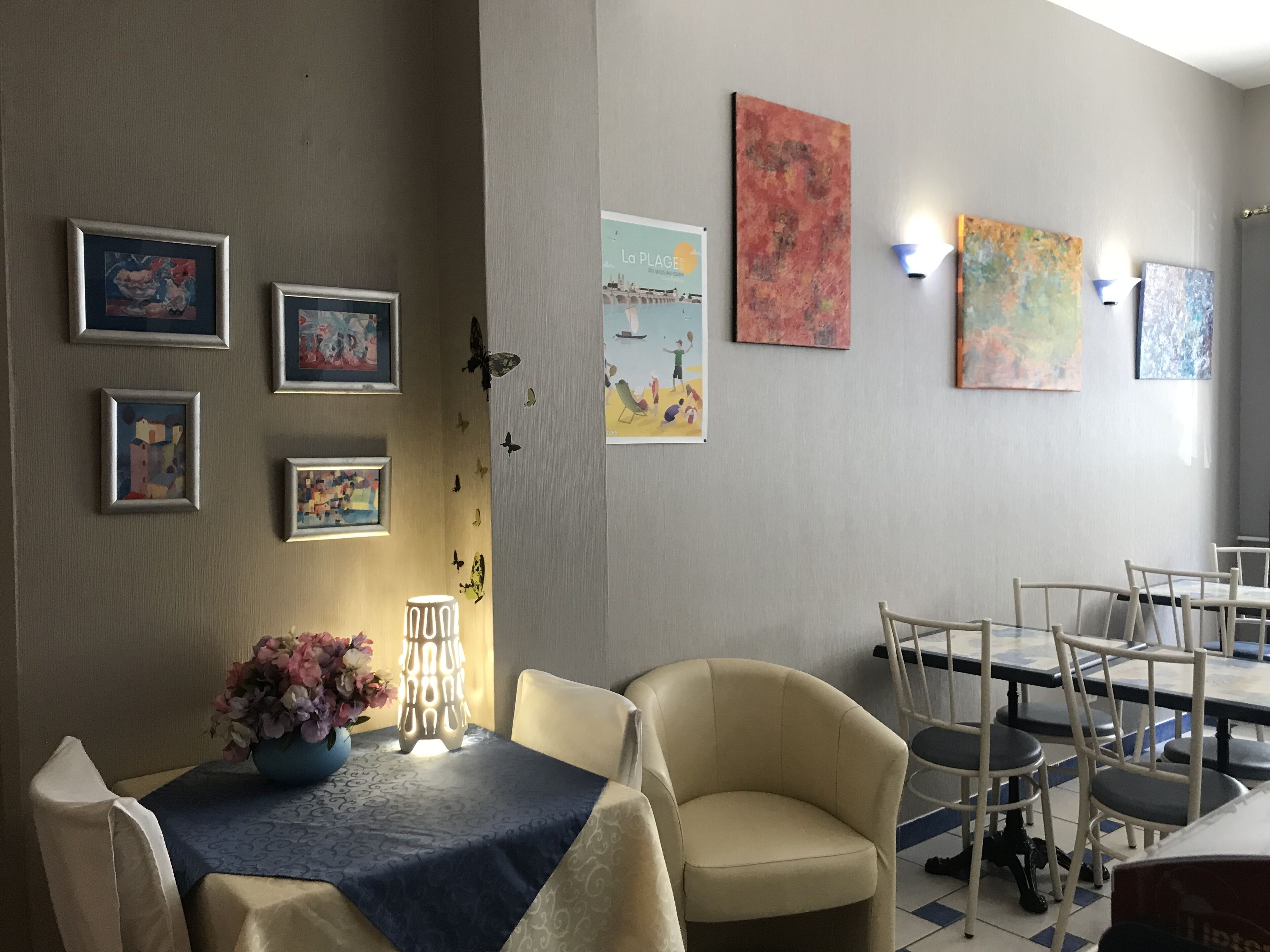 Daily continental breakfast (EUR 8 per person)