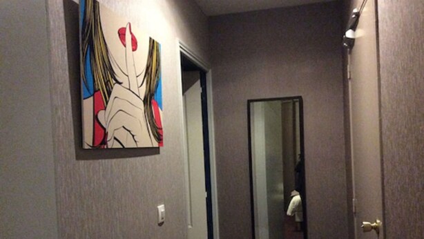 A hallway with a door leading to a room. - Hotel le Berthelot (Tours)