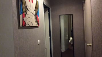 Decoración personalizada, muebles diferentes y cortinas blackout