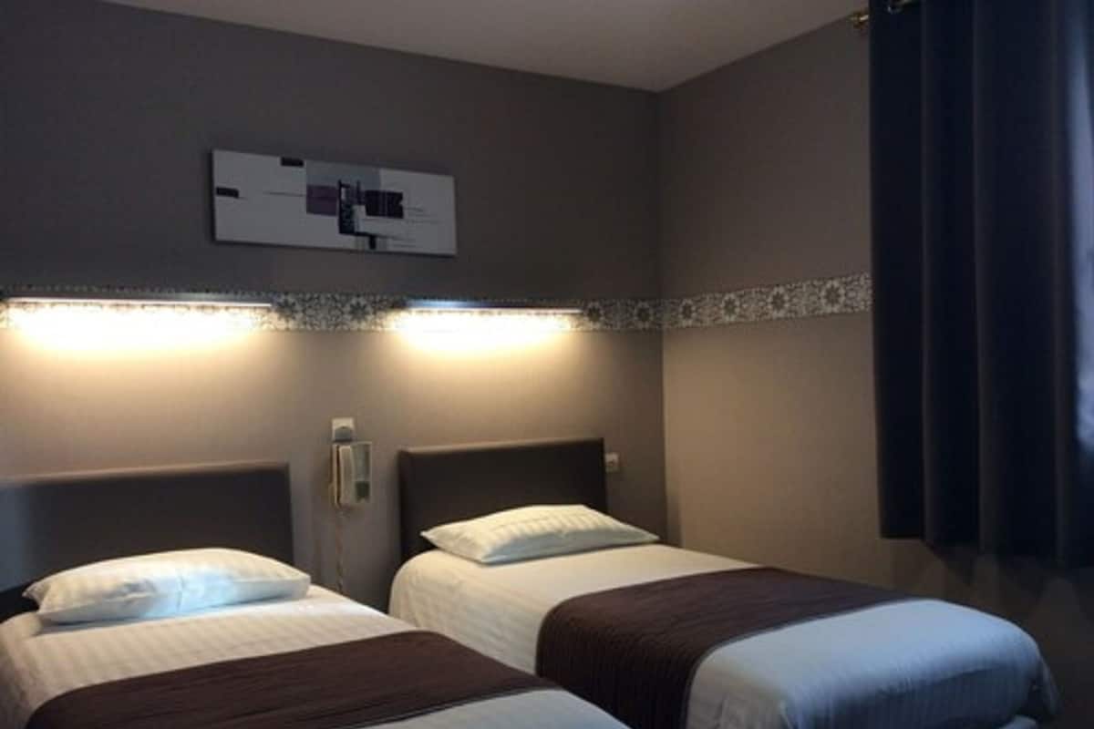 Twin Room | Individually decorated, individually furnished, blackout drapes