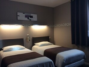 Twin Room | Individually decorated, individually furnished, blackout drapes - Hotel le Berthelot (Tours)