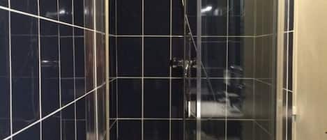 Chambre économique double | Douche de la salle de bain