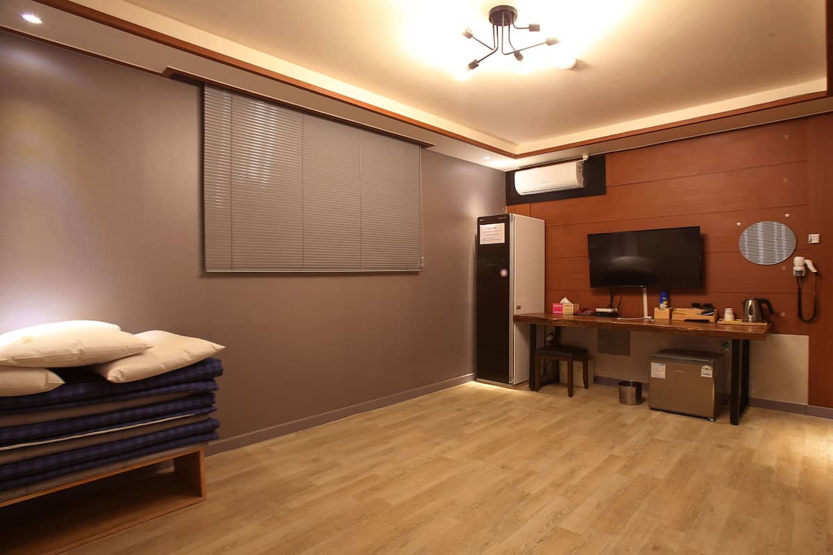 Standard Room | Premium bedding, desk, laptop workspace, blackout drapes