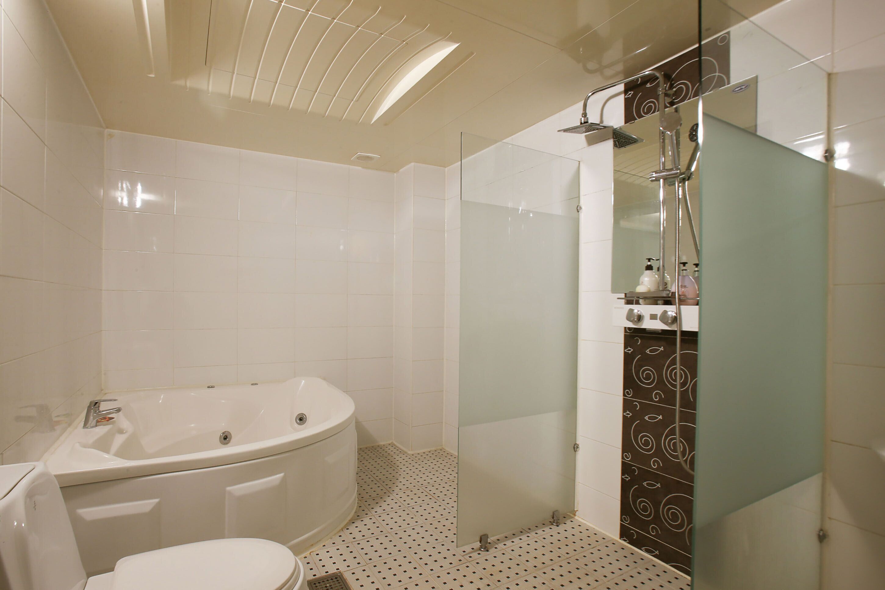 Separate tub and shower, free toiletries, hair dryer, towels