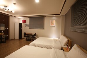 A hotel room with two beds, a desk, and a chair. - I Hotel&Motel (Pyeongtaek)