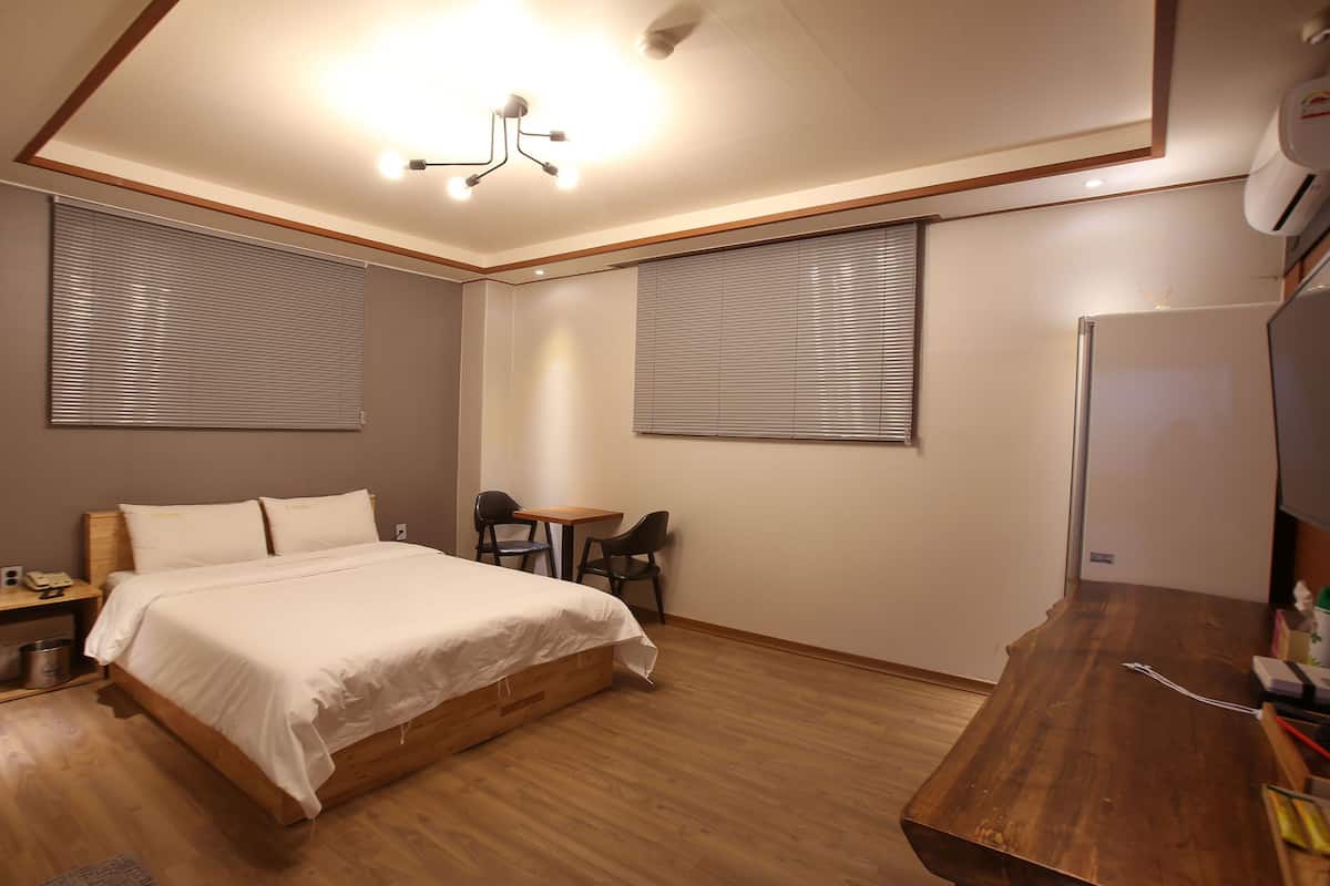 Deluxe Room | Premium bedding, desk, laptop workspace, blackout drapes