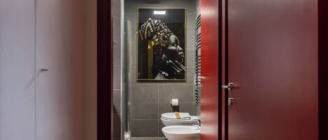 Dusche, Haartrockner, Bidet, Handtücher