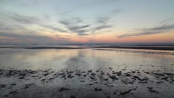 Beach nearby, white sand, 6 beach bars