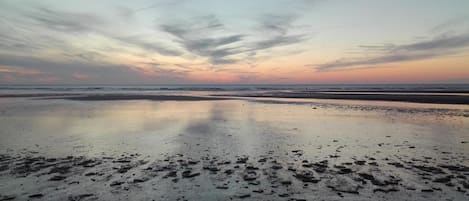 Beach nearby, white sand, 6 beach bars