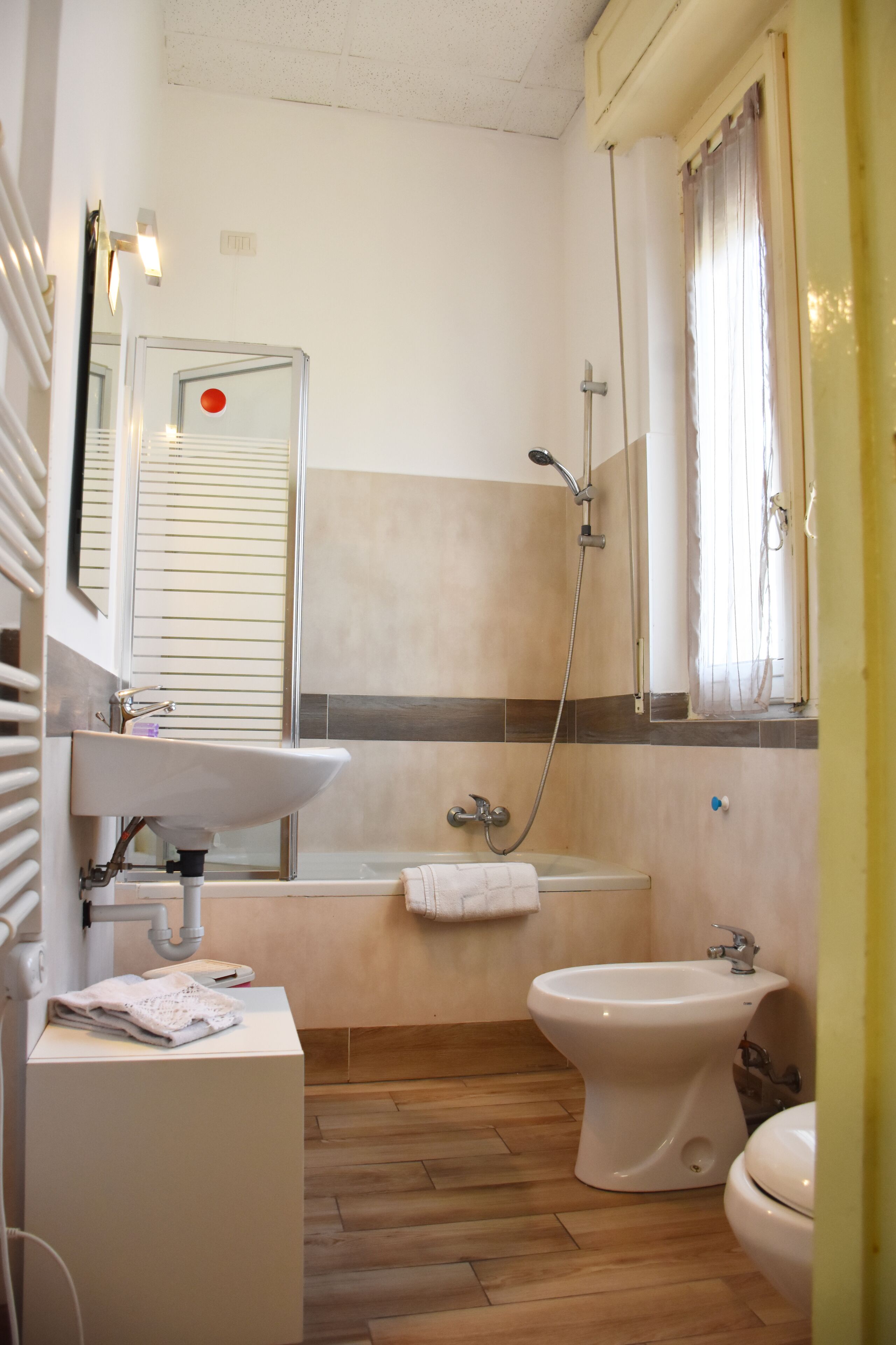 Standard-Studio | Badezimmer | Dusche, kostenlose Toilettenartikel, Haartrockner, Bademäntel