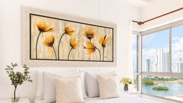 Een slaapkamer met een groot raam, een bed met witte lakens en een bloemen schilderij aan de muur.