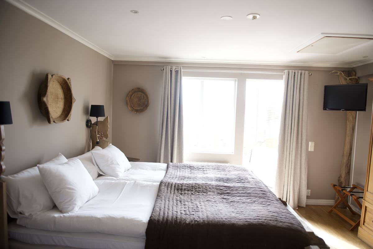 Suite, Sea View (Etage) | Desk, blackout drapes, WiFi (free), bed sheets