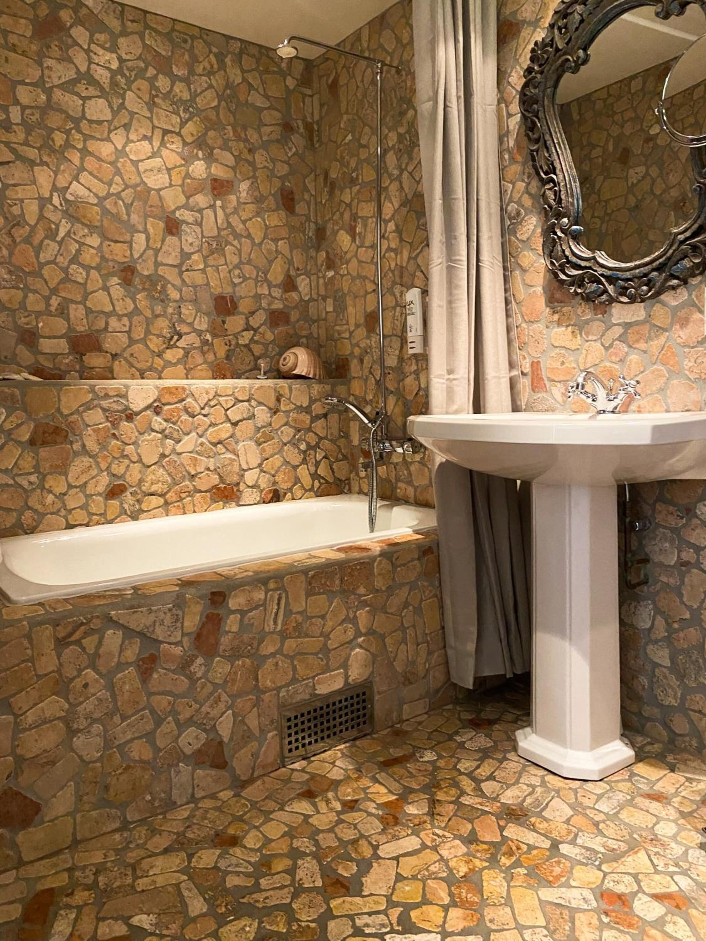 combined shower/bathtub, hair dryer, heated floors, towels