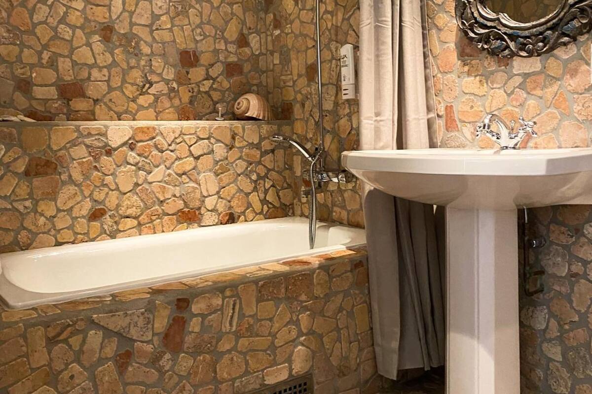 combined shower/bathtub, hair dryer, heated floors, towels