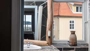 Suite, uitzicht op zee (Etage) | Badkamer | Een bad/douchecombinatie, een haardroger, vloerverwarming, handdoeken