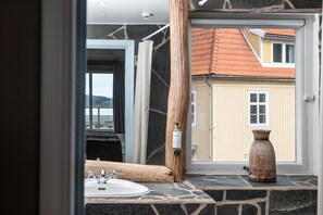 Svit - havsutsikt (Etage) | Badrum | Badkar/dusch, hårtork, golvvärme och handdukar