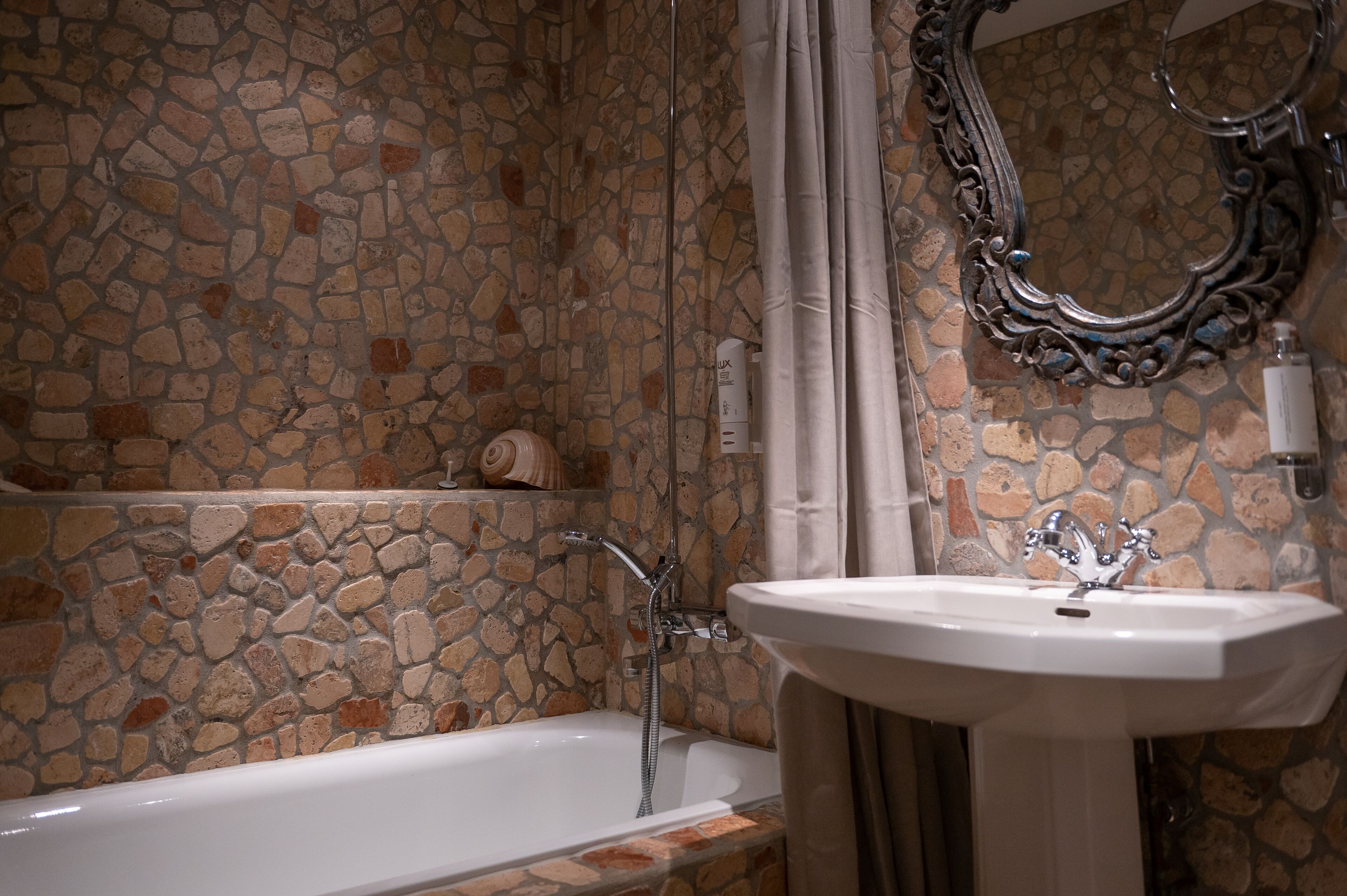 basic room | bathroom | combined shower/bathtub, hair dryer, heated floors, towels