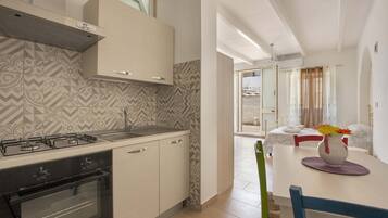 Apartemen Basic, 1 kamar tidur (Mono Afrodite) | Dapur pribadi | Lemari es besar, kompor, dan peralatan masak/sendok-piring