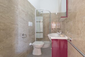 Appartement Économique, 1 chambre (Bilo Nettuno) | Salle de bain | Douche, bidet