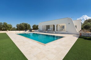 Una piscina al aire libre de temporada