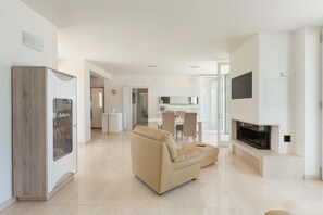 Comfort-Haus, 3 Schlafzimmer | Wohnbereich | Flachbildfernseher, Kamin