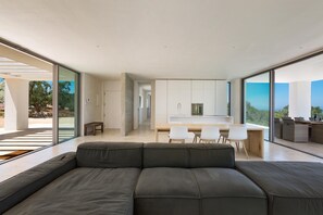 Comfort House, 4 Bedrooms | Living area | Flat-screen TV - Villa la Linda (Carovigno)