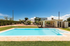 Una piscina al aire libre de temporada