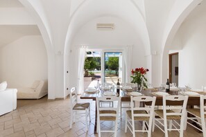 Casa Confort, 5 habitaciones | Servicio de comidas en la habitación