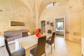 Standard Apartment, 1 Bedroom | In-room dining