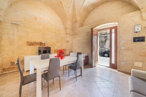 Standard Apartment, 1 Bedroom | In-room dining