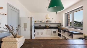 Comfort House, 5 Bedrooms | Private kitchen | Full-sized fridge, microwave, oven, stovetop