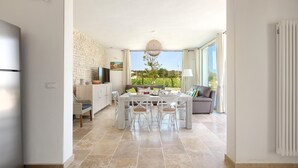 Una cocina moderna con comedor, televisor y vistas al exterior.