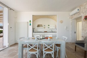 Comfort House, 4 Bedrooms | In-room dining - Villa Eneide (Salve)