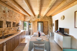 Maison Confort, 5 chambres | Cuisine privée | Grand réfrigérateur, micro-ondes, four, plaque de cuisson
