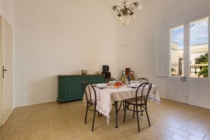 Basic-Haus, 2 Schlafzimmer | Essbereich im Zimmer