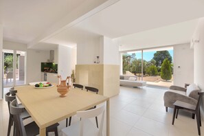 Comfort House, 4 Bedrooms | In-room dining - Villa Gloria (Leverano)