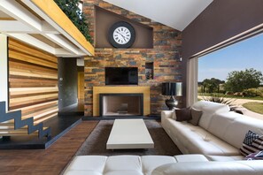 Comfort-Haus, 1 Schlafzimmer | Wohnzimmer | Fernseher