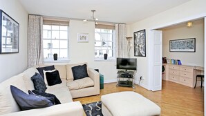 Living area - West Bow overlooking the Grassmarket (Edinburgh)