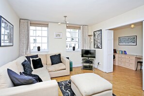 City Apartment | Living area | 32-inch flat-screen TV with digital channels, TV - West Bow overlooking the Grassmarket (Edinburgh)
