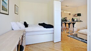 2 bedrooms, iron/ironing board, cots/infant beds, free WiFi - West Bow overlooking the Grassmarket (Edinburgh)