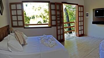 Quarto casal superior, vista para o lago | Frigobar (abastecido com itens grátis), escrivaninha