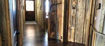 「THE ROUNDHOUSE」グランドレイクを見下ろす改装済みの家。トレイルへの出入り