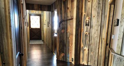 "RUNTOKOTI" kunnostettu koti näkymä Grand Lakelle. Kelkan sisään / ulos polkuille