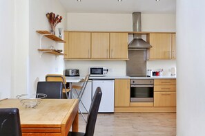 都會公寓 | 私人廚房 | 大型雪櫃/冰箱、焗爐、爐具、多士爐