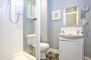 City Apartment | Bathroom - World's End Historic 2 bed Royal Mile (Edinburgh)
