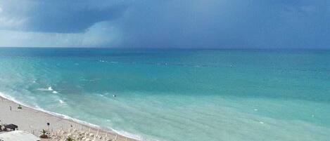 Una playa cerca, sillas reclinables de playa