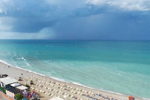 Beach nearby, sun loungers - Charming portion of Villa with panoramic pool, wifi,  Italy. Suitable for Groups (Apsella)