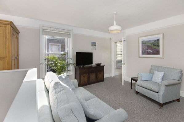 Departamento urbano, 1 habitación | Sala de estar | Televisión de pantalla plana y servicios de streaming