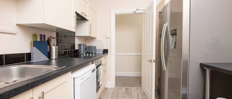 City Apartment, 1 Bedroom | Private kitchen | Full-size fridge, microwave, oven, stovetop